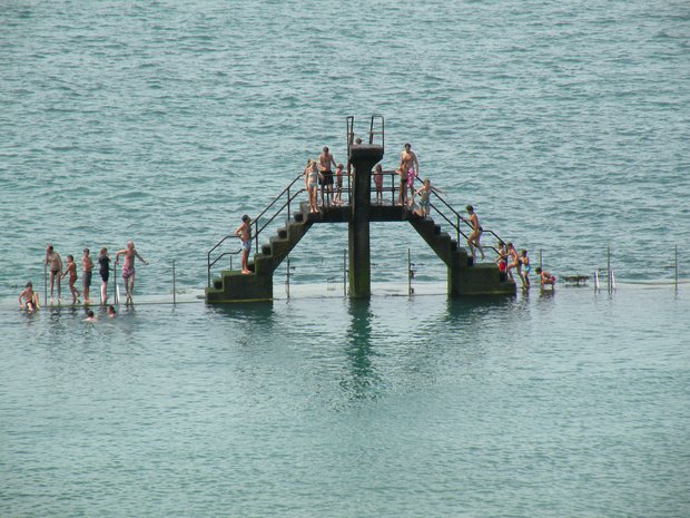  le plongeoir, fille en train de sauter